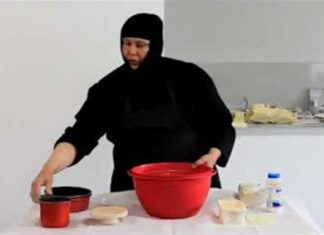 Η γερόντισσα Άννα φτιάχνει πρόσφορο μπροστά στην κάμερα!