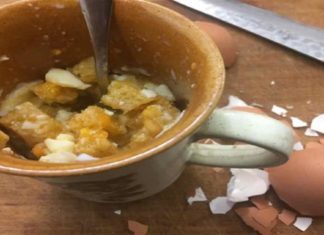 Η γλυκιά πατέντα της γιαγιάς: Ψωμί με αυγό στην κούπα – Νόστιμο και χορταίνει