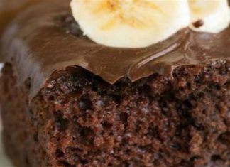Βάλε μέσα στο κέικ σοκολάτας εκτός από μπανάνα και μαγειρική σόδα! Δεν θα μείνει ψίχουλο…