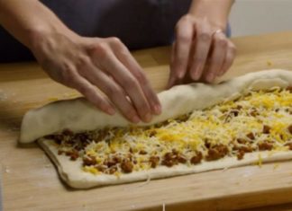 Τυλίγει κιμά και τυρί σε ζύμη για πίτσα…Το αποτέλεσμα θα σας ξετρελάνει!
