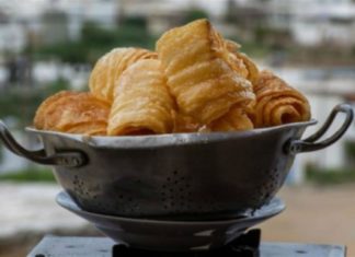 Νησιώτικα ξεροτήγανα από την Αργυρώ Μπαρμπαρίγου – Μην ξεχάσεις στο σιρόπι την κανέλα