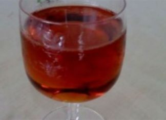 Παγωμένο λικέρ κυδώνι με κανέλα από την Βέφα Αλεξιάδου