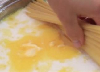 Ρίξτε τα μακαρόνια στην κατσαρόλα και προσθέστε γάλα…Θα το κάνετε συνέχεια όταν το δοκιμάσετε!