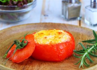 Ανοίγει μια ντομάτα και βάζει μέσα αυγά και τυρί…Όταν την βγάζει από τον φούρνο έχει κάνει ένα αριστούργημα!