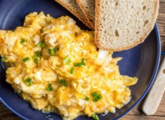 Ρίξτε μαγειρική σόδα στα αυγά και ανακατέψτε! Αυτή η ομελέτα θα σας μείνει αξέχαστη!