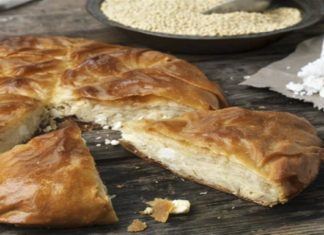 Λαχταριστή νηστίσιμη τυρόπιτα με τραχανά έτοιμη μέσα σε 15 μόλις λεπτά!