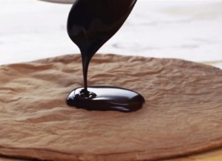 Έριξε λιωμένη σοκολάτα πάνω σε ζύμη πίτσας και το έβαλε στον φούνο…Αυτό που έφτιαξε είναι θεϊκό!