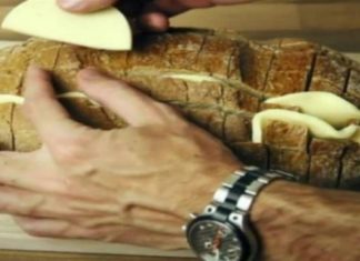 Τύλιξε το ψωμί σε αλουμινόχαρτο και το έψησε στο φούρνο – Όταν το έβγαλε… απίστευτο (Video)