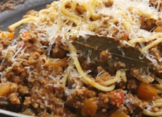 Λαχταριστή σάλτσα κιμά με καρότο από την Βέφα Αλεξιάδου – Το μυστικό στο ένα ξυλάκι κανέλας