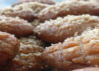 Τραγανά και μελωμένα Μελομακάρονα με σιμιγδάλι σαν του ζαχαροπλαστείου