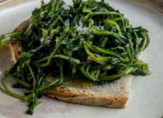 Βραστά χόρτα με λεμόνι από την Αργυρώ Μπαρμπαρίγου – Όπως τα τρώνε στο νησί της Πάρου