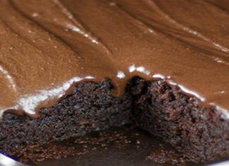 Ζουμερό κέικ σοκολάτας χωρίς αυγά και βούτυρο