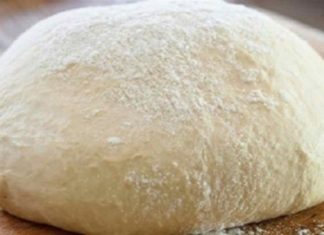 Αφράτη ζύμη με γιαούρτι για να φτιάξεις την πιο νόστιμη τυρόπιτα με μόλις τρία υλικά!