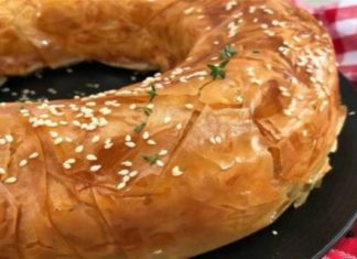 Αφράτη και πεντανόστιμη τυρόπιτα σε φόρμα!