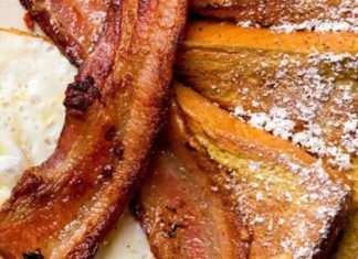 Φτιάξτε το καλύτερο πρωινό που έχετε φάει ποτέ στην ζωή σας! Τηγανισμένο τοστ με τραγανό μπέικον!