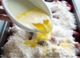 Ρίχνει λιωμένο βούτυρο πάνω σε φράουλες και προσθέτει 3 ακόμα υλικά – Γλυκιά αμαρτία!