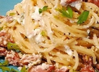 Βάλτε μακαρόνια σε φόρμα με λουκάνικα και ζαμπόν! Σε ένα μισάωρο θα έχετε φτιάξει ένα αριστούργημα!