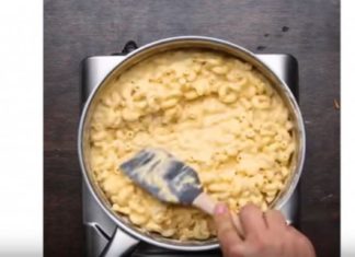 Βάζει στο τηγάνι τυρί cheddar, γάλα και μακαρόνια και τα τοποθετεί στο ψυγείο…Το αποτέλεσμα είναι εκπληκτικό!