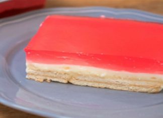 Μαμαδίστικο γλυκό ψυγείου με ζελέ, κρέμα και μπισκότα (Video)