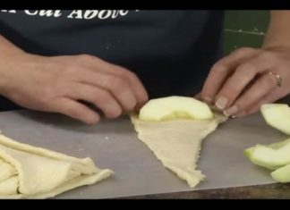 Πήρε κομμάτια μήλου και τα τύλιξε με ζύμη – Το αποτέλεσμα; Θα σας κολάσει!