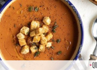 Άκης Πετρετζίκης: Ντοματόσουπα με ψωμί