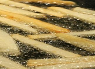 Το κόλπο για να μην πετάγεται το λάδι πάνω σου την ώρα που τηγανίζεις πατάτες!