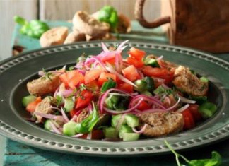 Καλοκαιρινή δροσερή σαλάτα από την Αργυρώ Μπαρμπαρίγου – Έτοιμη σε μόλις 10 λεπτά