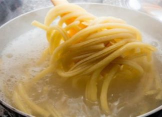 Φοβερό: Το κόλπο που πρέπει να κάνετε για να μην χύνεται το νερό όταν βράζετε τα μακαρόνια!