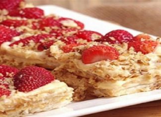 Δροσερό γλύκισμα με φράουλες και κρέμα βανίλια