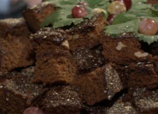 Πετιμεζόπιτα της Πάρου με κανέλα – Η Αργυρώ Μπαρμπαρίγου μας “κόβει” την ανάσα