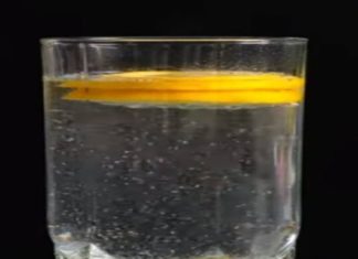 Ρίχνει σε ένα ποτήρι μια ασπιρίνη, μέλι και λεμόνι – Το ρόφημα αυτό θα σας σώσει τη ζωή!