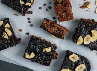 Σιροπιαστή μπανανόπιτα με κομμάτια σοκολάτας – Έτοιμη σε λίγα λεπτά