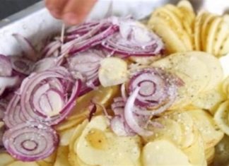 Γεμίζει ένα ταψί με πατάτες και κρεμμύδια και το βάζει στο φούρνο! – Το αποτέλεσμα θα σας ανοίξει την όρεξη!