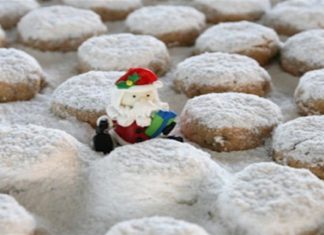 Οι παραδοσιακοί κουραμπιέδες της γιαγιάς που τρελαίνουν μικρούς και μεγάλους