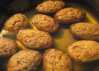 Ιδού το απόλυτο κόλπο για να σιροπιάσετε σωστά τα μελομακάρονα!