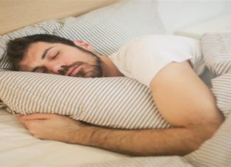 Νιώθεις συνέχεια κουρασμένος; – Κάνε αυτά τα 4 πράγματα και θα κοιμάσαι καλύτερα