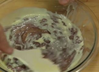 Ρίχνει σε ζαχαρούχο γάλα κομματάκια σοκολάτας και το βάζει στα μικροκύματα… Το αποτέλεσμα; Θα το λιμπιστείτε!