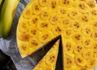 «Φρουτένιο» και δροσερό: Το πιο λαχταριστό γλυκό ψυγείου με κρέμα, ζελέ και μπανάνες