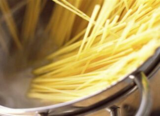 Τεράστια προσοχή πριν βάλετε τα μακαρόνια στην κατσαρόλα: Μπορεί να σας καταστρέψει τη συνταγή αυτή η μοιραία κίνηση