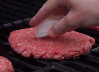 Τι θα συμβεί αν βάλεις ένα παγάκι πάνω στο μπιφτέκι (Video)