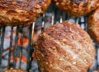 Τεράστια προσοχή πριν ψήσετε τα μπιφτέκια: Το λάθος που τα καταστρέφει όσο καλά κι αν τα φτιάξετε