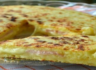 Πίτσα στο τηγάνι με ζύμη πατάτας, ζαμπόν και τυρί