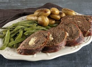 Το Κυριακάτικο τραπέζι στα καλύτερά του: Ρόλο κιμά γεμισμένο με γραβιέρα στο φούρνο