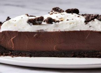 Σοκολατένια αμαρτία: Παγωμένη σοκολατόπιτα με μπισκότα όρεο σε 15΄ – Το πιο εύκολο γλυκό ψυγείου