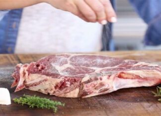 Μυστικό μαγειρικής των σεφ: Πότε πρέπει να αλατίζετε το κρέας