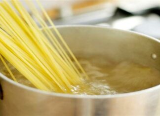 «Σβήνει» την αναμονή για πάντα – Super tip για μακαρόνια έτοιμα σε 1 λεπτό!