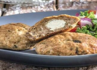 «Μύρισε» απόλαυση: Ζουμερά μπιφτέκια με γέμιση από κρητική ξινομυζήθρα