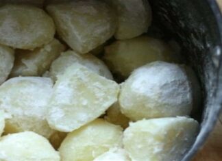 Κόβει σε κύβους τις πατάτες, τις αλευρώνει και προσθέτει σκόρδο και κρεμμύδι – Θα ξετρελαθείτε με το αποτέλεσμα