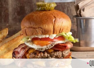 Άκης Πετρετζικης: Hangover burger