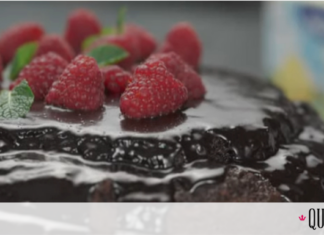 Σοκολατένιο κέικ με raspberries